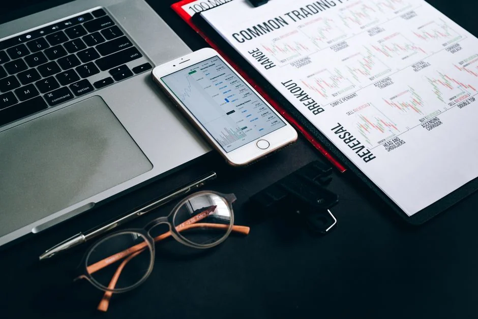 Sticky notes with holiday marketing ideas for Christmas social media and email campaigns.